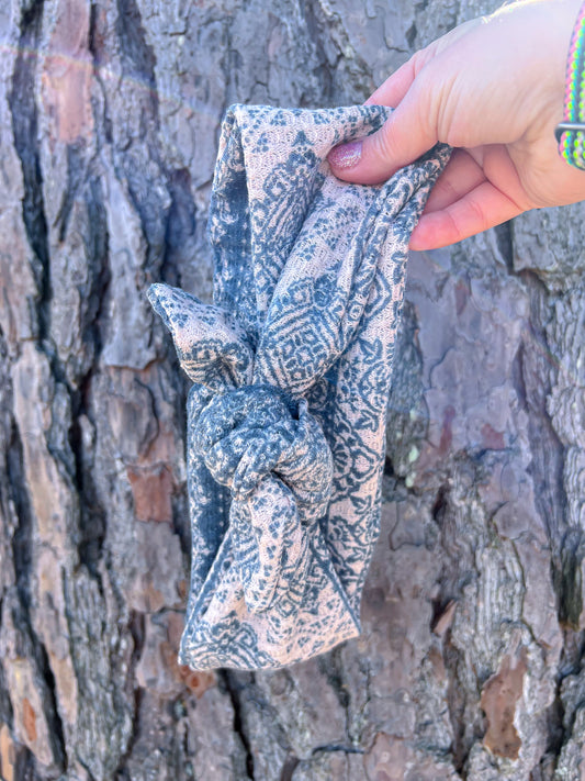 Porcelain Frankie Knot